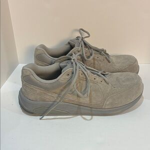 New Balance Men's Gray Suede Sneakers